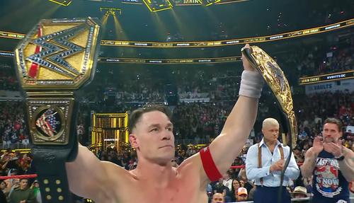 Tras el combate, Cena levantó los dos títulos mundiales a petición de sus portadores, Cody Rhodes y CM Punk. (Foto: Captura de pantalla)