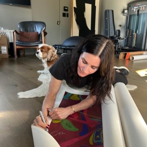 Cada actor firmó una pintura abstracta de edición limitada. (Foto: Instagram)