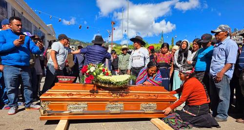 Pobladores lloran la pérdida de familiares durante un ataque armado. (Foto: Alfonso Guárquez/Nuestro Diario)