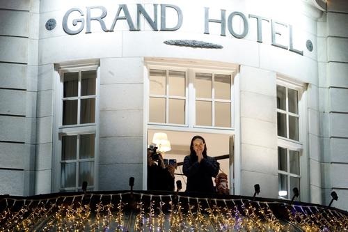 La lesión no fue impedimento para Machado al salir a saludar a compatriotas desde su balcón. (Foto: AFP)