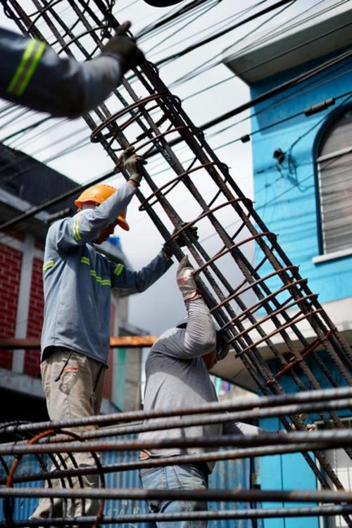 Los trabajadores colocan la estructura de acero que formará parte de los pilotes del paso a desnivel. (Foto: Pablo Espinoza/Colaborador)