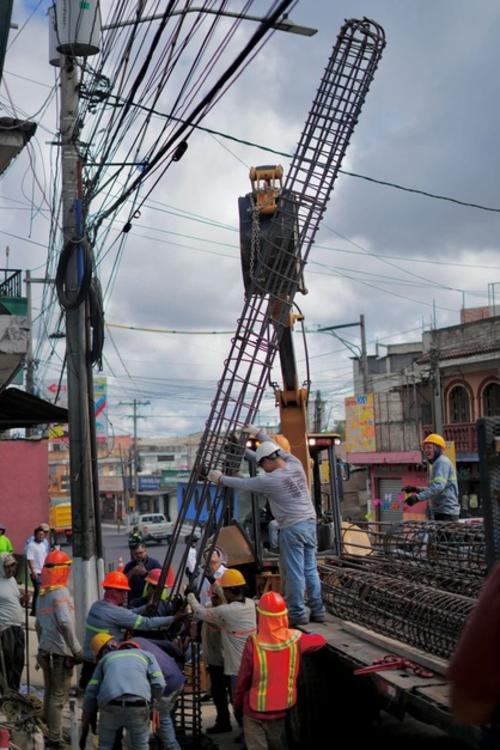 Equipo técnico en las maniobras para posicionar los pilotes con apoyo de maquinaria. (Foto: Pablo Espinoza/Colaborador)