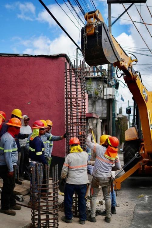 La instalación de pilotes se ejecuta bajo líneas protegidas de alta tensión en el sector Cuchillas. (Foto: Pablo Espinoza/Colaborador)