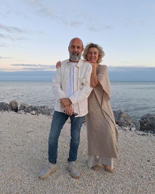 La actriz lució un vestido beige de corte clásico y manga larga. (Foto: Instagram)