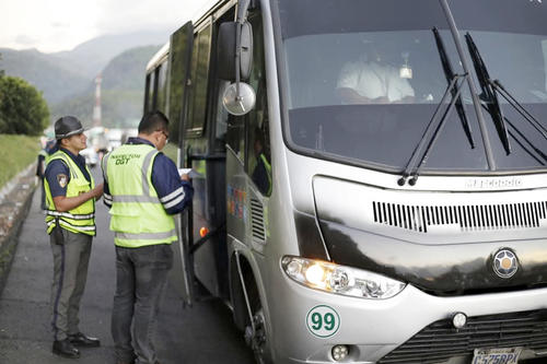 Inspección de buses realiza personal de la DGT en las principales carreteras (Foto: DGT)