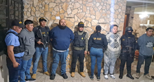 Al terminar la diligencia fueron notificados de su captura. (Foto: PNC)