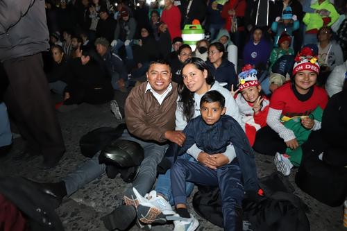 Las familias se reúnen frente a la Catedral minutos antes de la presentación. (Foto: Municipalidad de Guatemala)