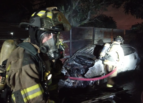 Socorristas realizan una remoción de escombros para evitar que el fuego se vuelva a reactivar. (Foto: Bomberos Voluntarios)