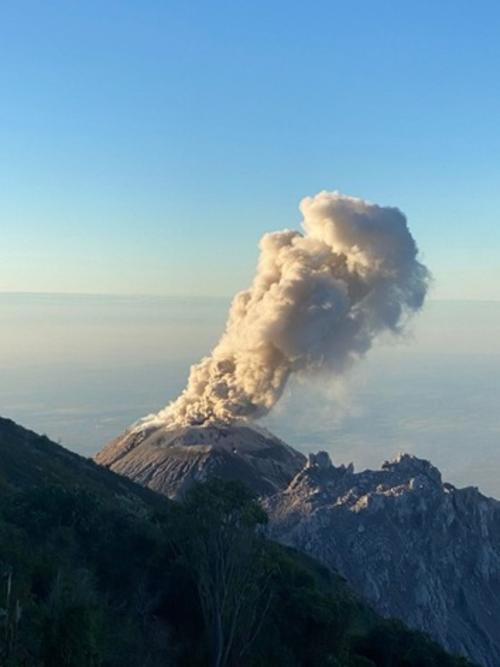 El volcán Santiaguito ha registrado colapso de material volcánico hacia diferentes flancos. (Foto: Conred)