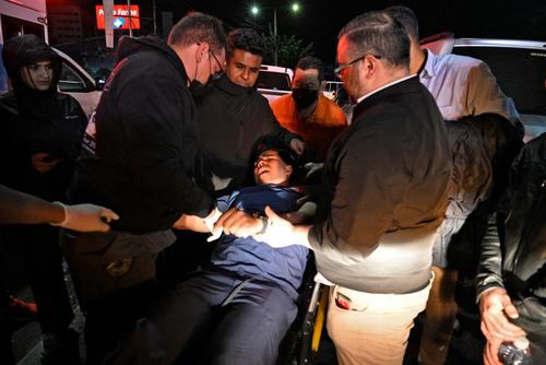 Un simpatizante de uno de los partidos políticos resultó herido en el desalojo. (Foto: AFP)