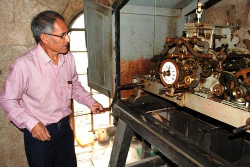 Julio Garzona mantiene vivo el histórico reloj de la Torre de Piedra. (Foto: Bernardo Montúfar/Colaborador)