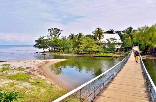 El puente colgante permite observar la desembocadura del río Quehueche. (Foto: InfoAmates Izabal)