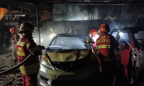 Por el tipo de material que estaba dentro de las instalaciones el fuego seguía avanzando. (Foto: Bomberos Municipales)