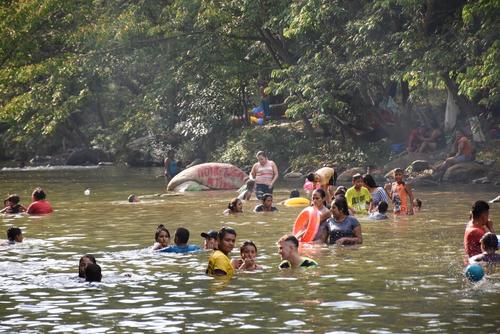 El río El Lobo es visitado por decenas de familias, quienes llevan todos sus implementos de verano. (Foto: Carlos Monroy/Colaborador)