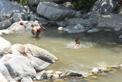 Las familias no dejan pasar la oportunidad de visitar el sitio y darse un chapuzón. (Foto: Wilder López/Colaborador)