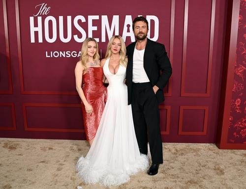 Amanda Seyfried, Sydney Sweeney y Brandon Sklenar la premier de "The Housemaid". (Foto: X)