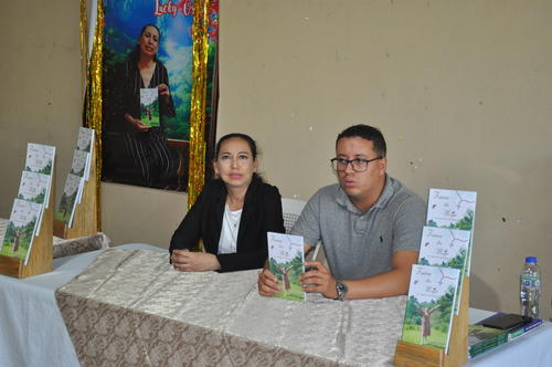 La escritora Monjeña presento su libro Fuerza de Mujer, obra que consta de 50 poemas. (Foto: Élfego Escobar/Colaborador)