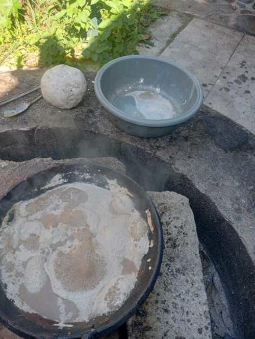 Méndez mezcla savia de hule y azufre natural para dar forma a la pelota. (Foto: Alfonso Guárquez/Colaborador)