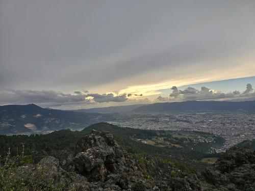 Desde la cumbre se puede apreciar el valle de Quetzaltenango y se observan los volcanes Santa María y Siete Orejas, entre otros. (Foto: Roberto Paz/Colaborador)