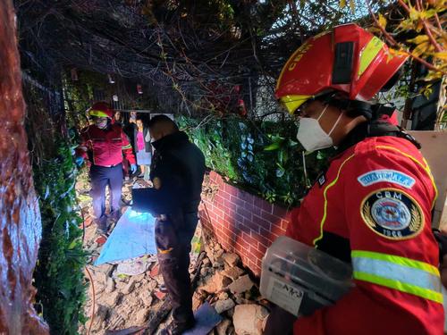 El inmueble sufrió daños ocasionados por el vehículo. (Foto: Bomberos Municipales)