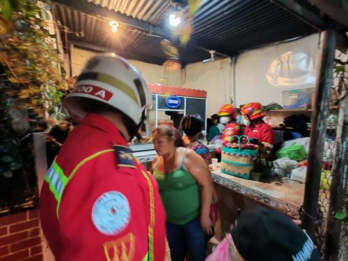 Los habitantes de la vivienda quedaron impactados tras el accidente. (Foto: Bomberos Municipales)