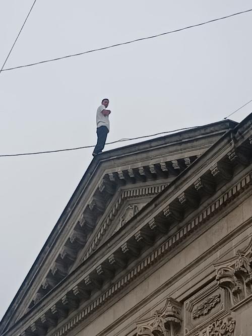Se ingresó al hombre a uno de los salones del edificio para resguardarlo. (Foto: Ericka Colop)