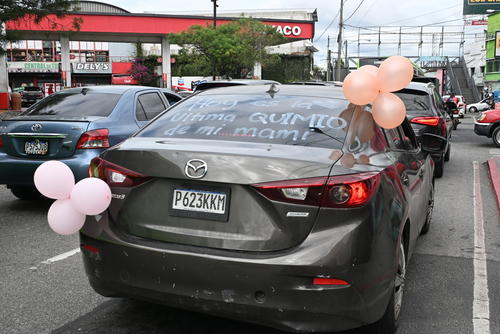 Varios conductores hicieron sonar la bocina al ver el vehículo con globos rosados y el rótulo de la “última quimio de mi mami”. (Foto: José Pos/Colaborador)