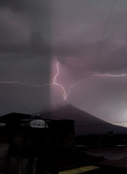 Una fotografía fue captada también por los usuarios que la han compartido en redes sociales. (Foto: Clima Guatemala)