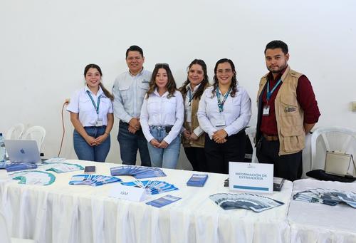 Los trabajadores te guían en el proceso durante las jornadas móviles. (Foto: Migración Guate)