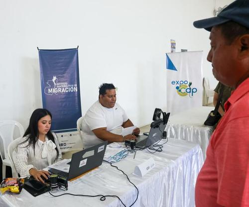 El personal de Migración está dispuesto a atender y revisar la documentación. (Foto: Migración Guate)