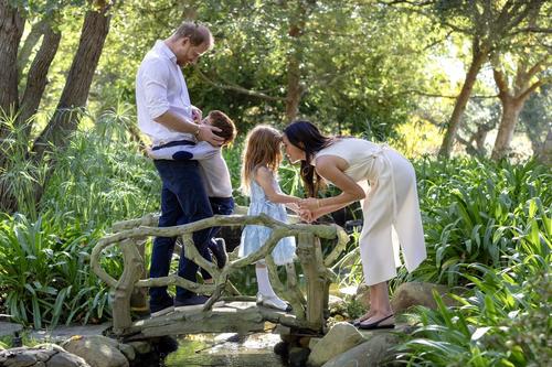 La imagen incluye a sus hijos Archie y Lilibeth. (Foto: Instagram/Meghan Markle)