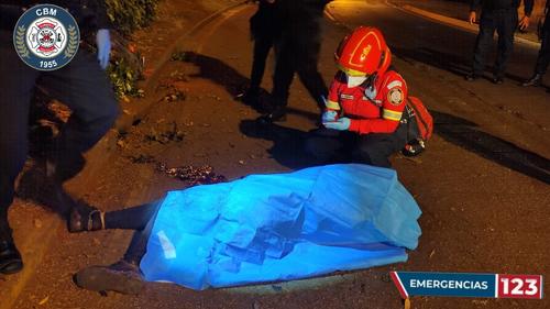 Una persona perdió la vida en accidente vial en zona 5 reportaron los socorristas. (Foto: Bomberos Municipales)