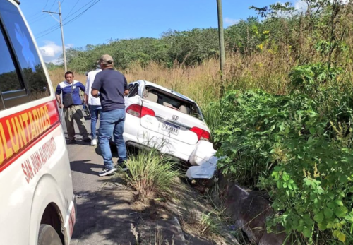 El vehículo liviano terminó dentro de una cuneta. (Foto: Redes Sociales)