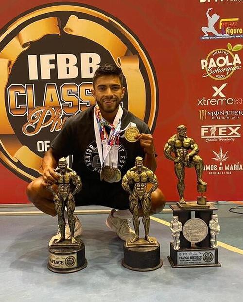 Yerinson Barrios posa con sus medallas y trofeos, símbolo del esfuerzo que lo convirtió en referente del fisicoculturismo nacional. (Foto: Bernardo Montúfar/Colaborador)