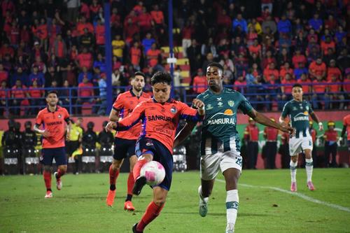 La parte defensiva fue a la que le tocó fajarse para sostener al equipo. (Foto: Rudy Martínez / Nuestro Diario)