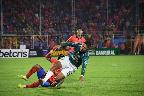 El mediocampo panzaverde fue el que cubrió muchos espacios para poder aguantar. (Foto: Rudy Martínez / Nuestro Diario)