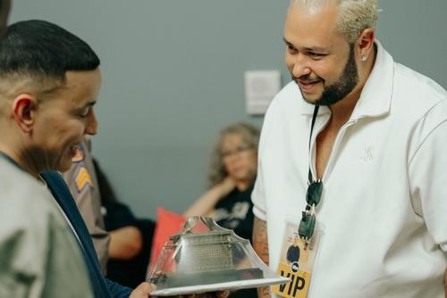 Jay Music le entregó a Daddy Yankee una biblia personalizada como obsequio. (Foto: Instagram/Jay Music)