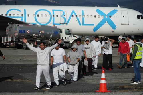Decenas de deportados regresaron este 30 de diciembre a Guatemala. (Foto: Wilder López/Soy502)