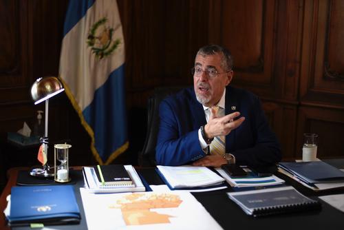 El presidente Bernardo Arévalo en su despacho, a un año de haber asumido el poder. (Foto: Wilder López/Soy502)