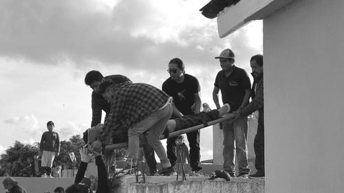 Al recibir la descarga el joven de 17 años quedó inconsciente y fue atendido por socorristas quienes aplicaron maniobras de reanimación. (Foto: Carlos Sotz/ Nuestro Diario)