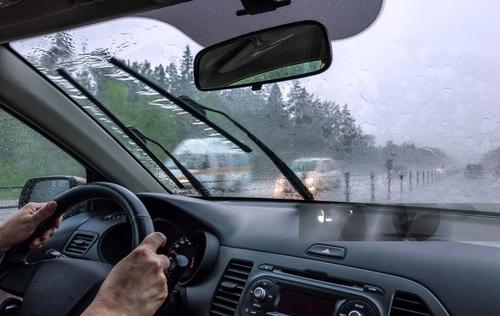 Entre los estilos de limpiaparabrisas sobresalen los marcos y los de viga. (Foto: José Gómez/Colaborador)