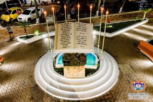En 2021 se inauguró el monumento a la biblia. (Foto: Municipalidad de Coatepeque)