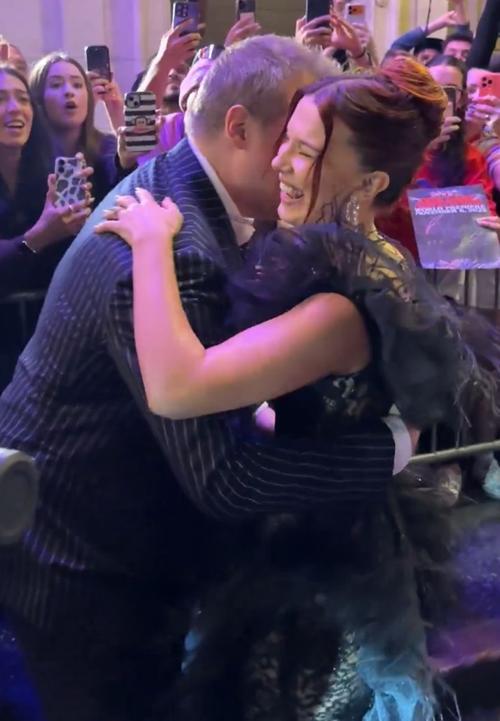 Los actores dejaron atrás las tensiones con gestos de cariño frente a las cámaras. (Foto: X)