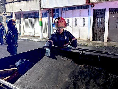 Envuelto en lona y bolsas plásticas fue hallado el cuerpo de una persona en la palangana de un picop, en la zona 7 de San Miguel Petapa. (Foto: Archivo/Nuestro Diario)