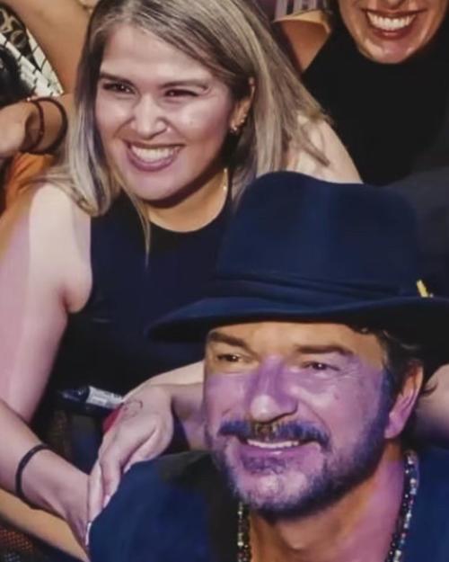 La fan entregó un ramo de flores al artista para demostrarle su cariño. (Foto: X)