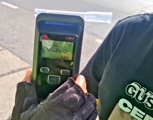 La conductora no pudo evadir la prueba de alcoholemia aplicada por los agentes de tránsito. (Foto: PMT Villa Nueva)