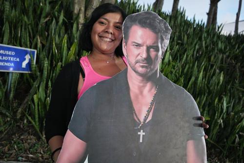 Iris Galdámez asistió al segundo show de la residencia "Lo que el Seco no dijo", con una figura del artista a tamaño real, con la intención de escuchar todo su repertorio, ya que según sus propias palabras, “ama a Ricardo”. (Foto: Wilder López)