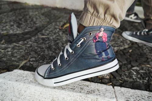 Proveniente de México, Jocelyn Torres mandó a fabricar unos tenis con la foto del artista. (Foto: Wilder López)