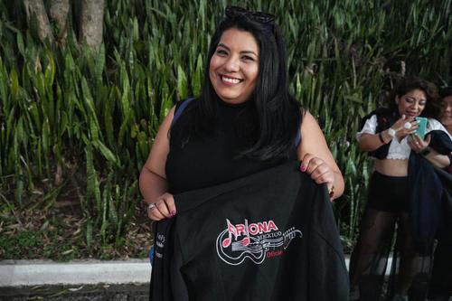 Con un suéter y tenis para rendir homenaje a la artista, Jocelyn Torres, fue al Teatro Nacional desde México, el lugar que la vio nacer para disfrutar de este concierto. Era la primera vez que lo veía en el país, por lo que se preparó con su atuendo. (Foto: Wilder López)