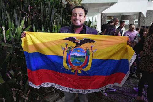 Andrés Velazco, de Ecuador, llegó al show con su bandera. El fanático está recorriendo el país y visitando varios sitios turísticos. No se perdió este espectáculo porque ha tenido la oportunidad de asistir a muchos de sus conciertos en su país. (Foto: Wilder López)